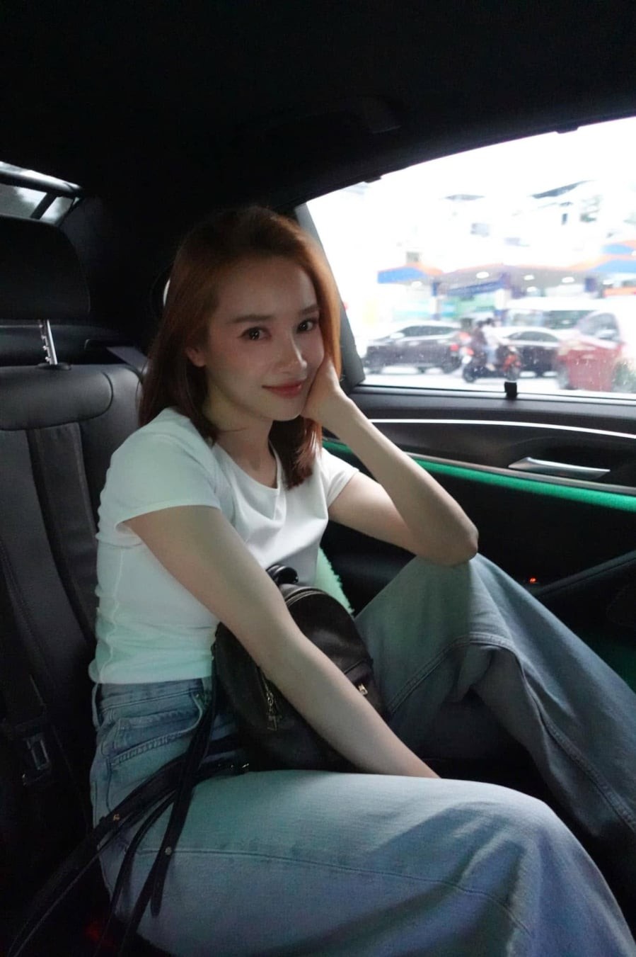 Sự kết hợp này mang đến vẻ ngoài trẻ trung, năng động nhưng vẫn gọn gàng và dễ ứng dụng. 