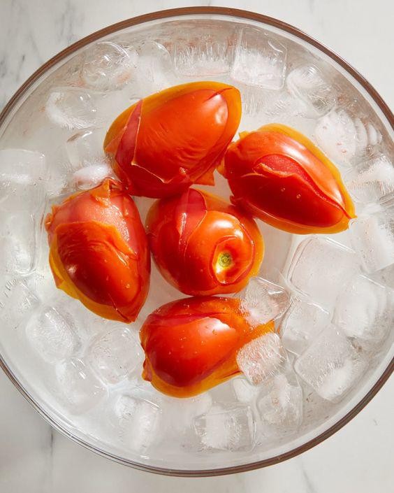 Cà chua là nguồn cung cấp dồi dào vitamin A, vitamin C và vitamin K cùng nhiều chất chống oxy hóa. 