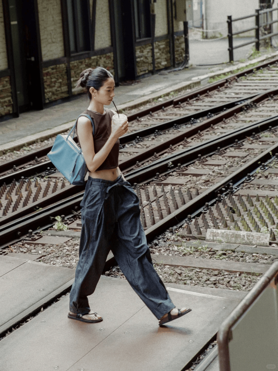  Dù là quần jeans, quần baggy hay quần âu ống rộng, kiểu cạp thấp đều tạo nên nét thời trang nổi bật. 