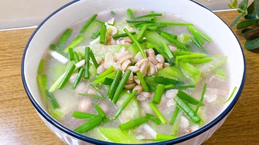 Nguyên liệu cho món canh mướp nấu lạc rất đơn giản. Bạn chỉ cần mướp tươi, lạc và một chút hành là đã có thể chế biến được một món ăn thanh mát cho bữa cơm ngày hè.