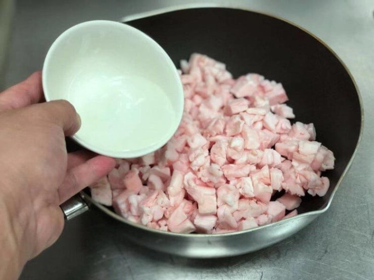 Trong nhiều công thức cổ truyền, mỡ lợn được phối hợp với các vị dược liệu như bạch chỉ để tạo thành dạng cao bôi ngoài da.

