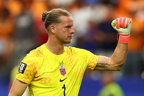 Orjan Nyland (7.7): Ban đầu anh không có nhiều việc phải làm nhưng đã cản phá xuất sắc cú sút của Pepe ngay sau giờ nghỉ và kiểm soát tốt khu vực khung thành. Ảnh: Getty Images. Thủ thành này cũng có một pha cứu thua ngoạn mục ở phút bù giờ để bảo toàn tỉ số. Ảnh: Getty Images.