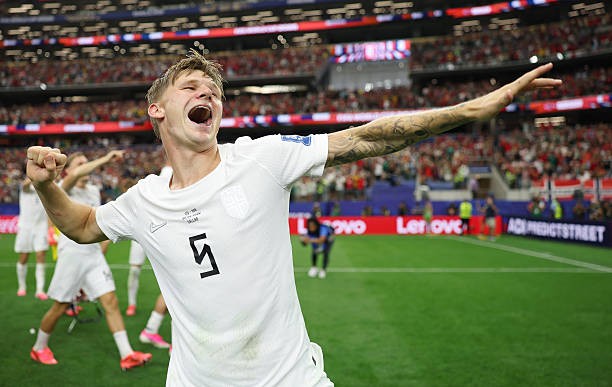 David Moller Wolfe (6.9): Dù tích cực dâng cao nhưng anh gặp rất nhiều khó khăn trước sự khéo léo của Pepe. Ảnh: Getty Images. Wolfe may mắn thoát khỏi án phạt sau va chạm với Diomande và lẽ ra cần quyết liệt hơn để ngăn chặn pha tấn công dẫn đến cơ hội của Amad. Ảnh: Getty Images.