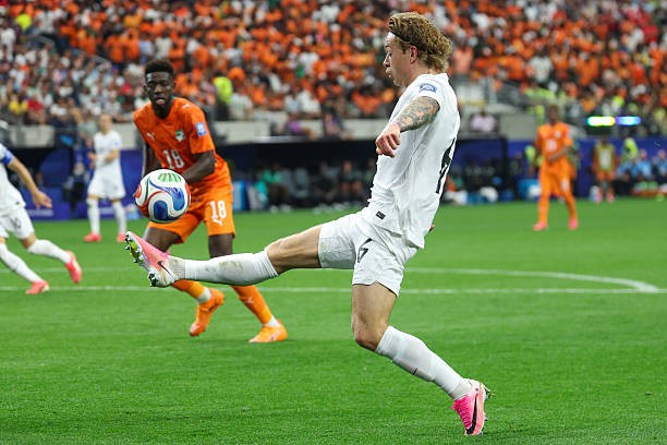 Patrick Berg (7.6): Anh bao quát một không gian rộng lớn và thể hiện sự mạnh mẽ trong các pha tranh chấp. Ảnh: Getty Images. Tiền vệ này đã có pha xâm nhập vòng cấm hoàn hảo và kiến tạo chuẩn xác cho Haaland ghi bàn thắng quyết định. Ảnh: Getty Images.