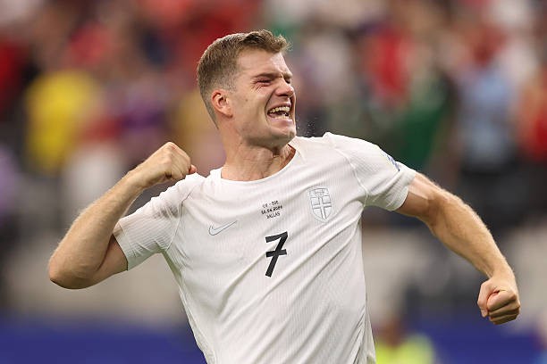 Alexander Sorloth (7.1): Anh chơi ở vị trí tiền vệ cánh khá mờ nhạt trong phần lớn thời gian. Ảnh: Getty Images. Sorloth chỉ bắt đầu gây ra khó khăn cho hàng thủ đối phương khi di chuyển vào trung lộ để tận dụng khả năng không chiến. Ảnh: Getty Images.