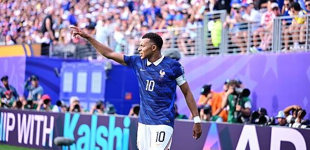 Mbappe lập cú đúp nâng tỷ số trận đấu lên 3-0. Ảnh: Getty Images.