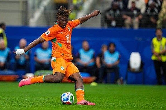 Trung vệ: Emmanuel Agbadou – 5.8 điểm Một trận đấu không may mắn khi cú đánh đầu của anh đưa bóng chạm cột dọc, đồng thời anh mắc lỗi vị trí trực tiếp giúp Berg ghi bàn thắng định đoạt.