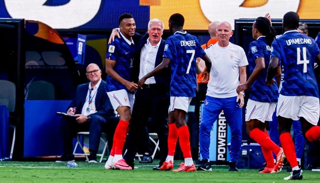 Mbappe và các đồng đội chia sẻ niềm vui với HLV Deschamps.