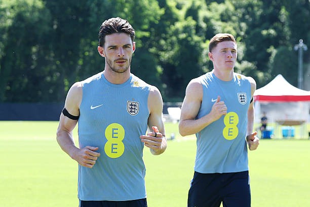 Declan Rice và Elliot Anderson trên sân tập tuyển Anh. Ảnh: Getty Images.