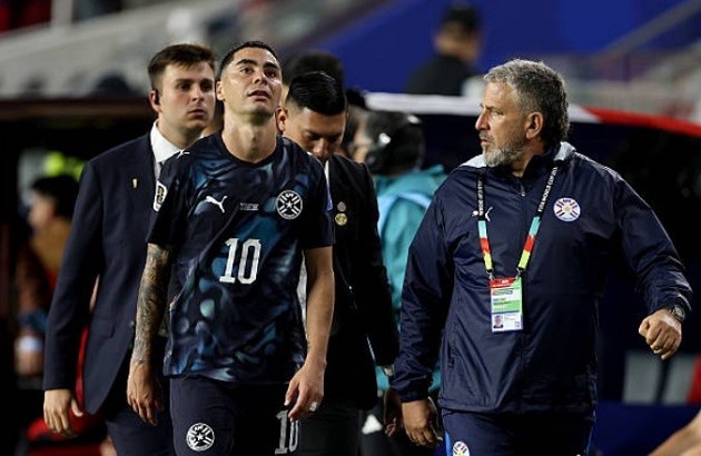 trường hợp đầu tiên của tiền vệ Miguel Almiron (đội tuyển Paraguay) trong trận đấu gặp Thổ Nhĩ Kỳ.
