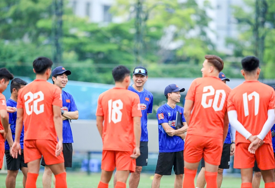 HLV Kim Sang Sik và ban huấn luyện trao đổi với các cầu thủ. Ảnh: VFF.