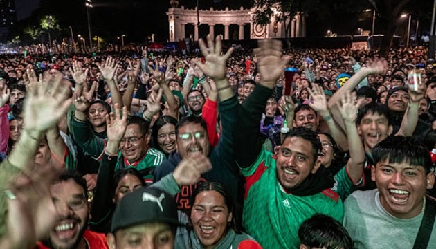 Người dân Mexico ra đường ăn mừng chiến thắng lịch sử.