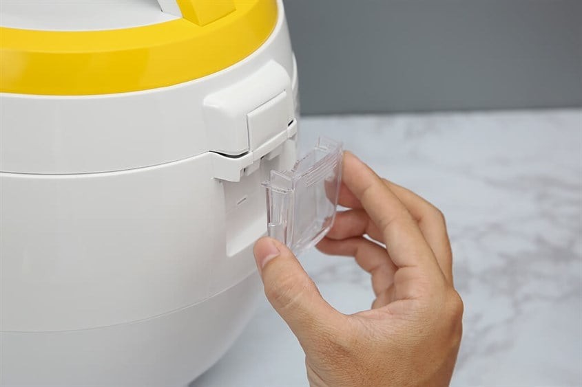 Tại sao nồi cơm điện phải có nắp hứng nước ở bên cạnh?