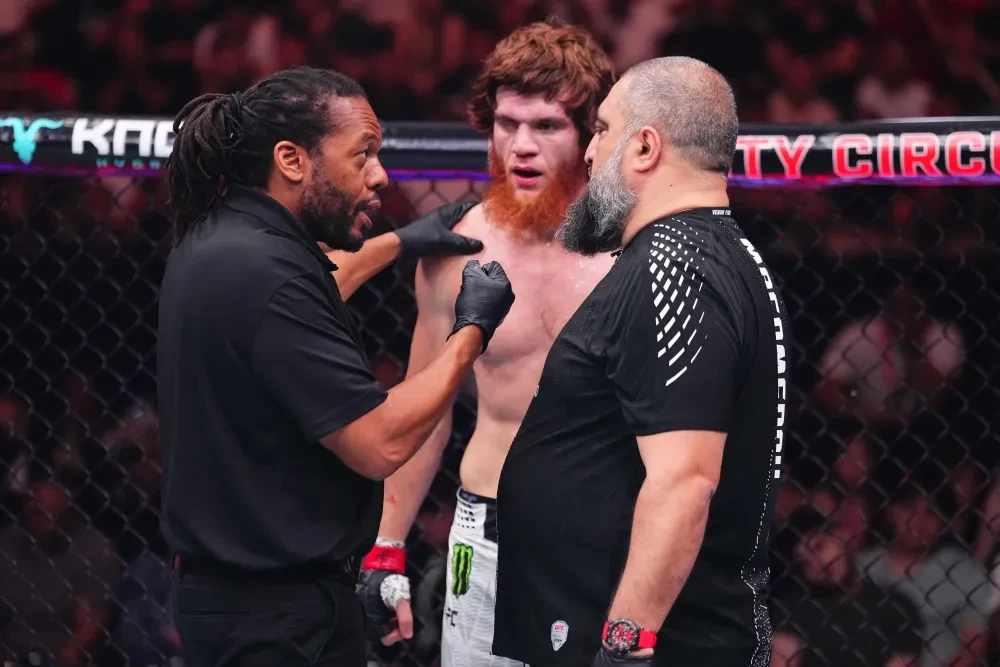 Trọng tài Herb Dean cảnh cáo Shara Magomedov