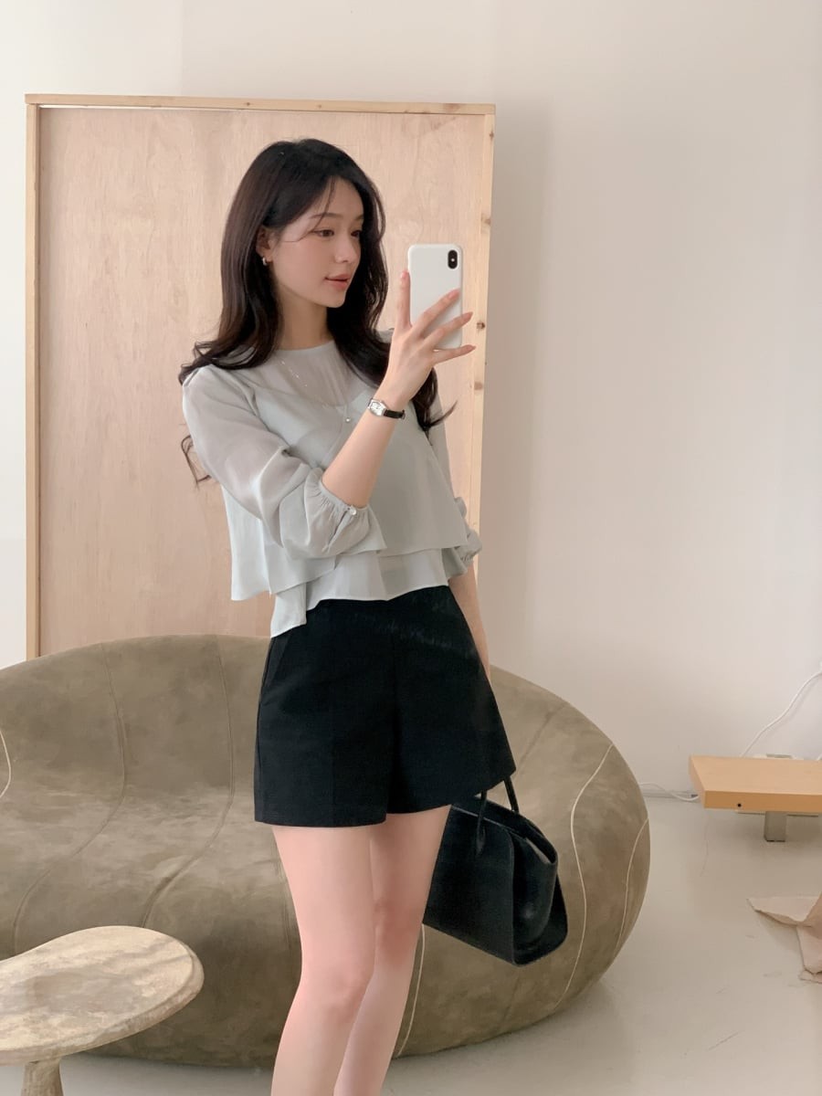 Nếu muốn làm mới hình ảnh của quần short theo hướng nữ tính hơn, áo blouse là lựa chọn đáng cân nhắc. 