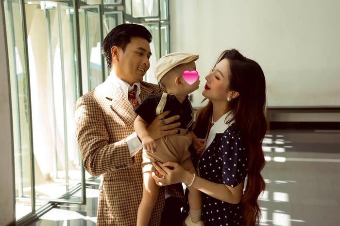 Hồ Quang Hiếu đăng tải loạt ảnh gia đình ghi lại khoảnh khắc bên bà xã Tuệ Như và con trai đầu lòng.