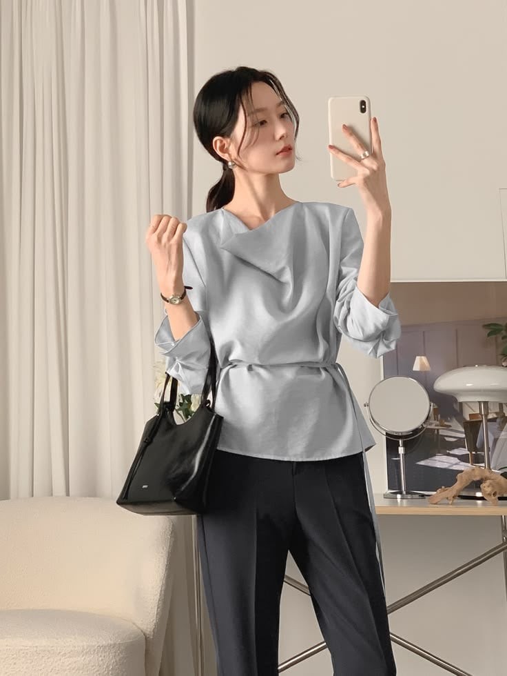 Thay vì tập trung vào họa tiết nổi bật, các thiết kế này thường gây ấn tượng nhờ những chi tiết nhỏ như cổ đổ mềm mại, cổ chữ V sâu vừa phải,