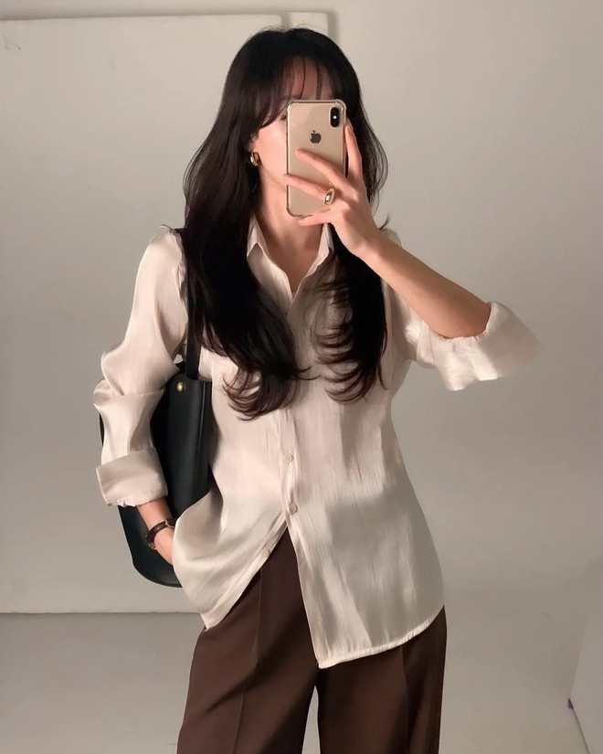 Phần cổ bẻ, hàng cúc phía trước cùng phom dáng vừa vặn khiến thiết kế này trở nên phù hợp với nhiều độ tuổi và hoàn cảnh sử dụng.