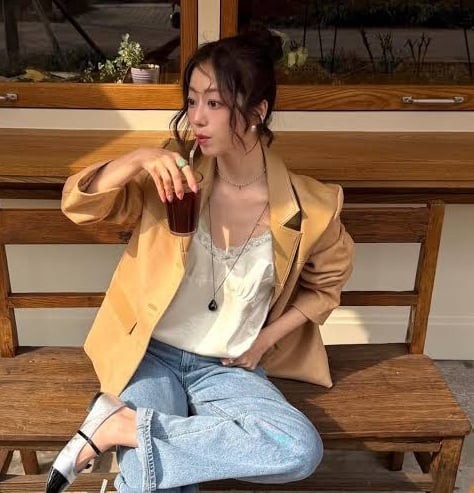 Thiết kế blazer có phom đứng và đường cắt gọn gàng sẽ cân bằng nét mềm mại của chất liệu satin và ren, giúp bộ trang phục trở nên chuyên nghiệp hơn. 