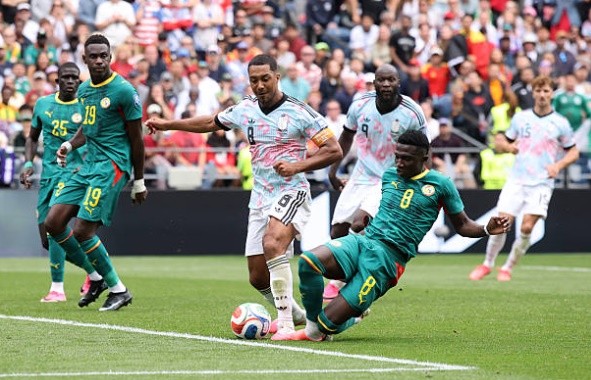 Tielemans bị phạm lỗi trong vòng cấm. Ảnh: Getty Images.