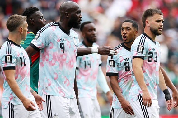 Chỉ đến khi Romelu Lukaku và một vài cầu thủ đối phương can ngăn, những cái đầu nóng mới dần được làm dịu.