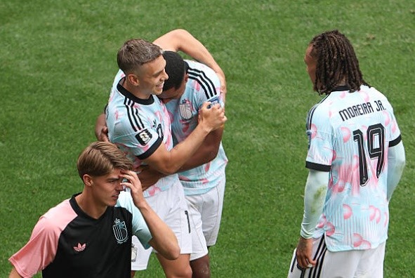 Sau khi Lukaku ghi bàn rút ngắn tỷ số ở phút 86, chính bộ đôi vừa cãi vã đã cùng nhau tạo nên khoảnh khắc định mệnh. Phút 89, từ quả tạt của Trossard, thủ thành Diaw của Senegal mắc sai lầm lóng ngóng, tạo cơ hội để Tielemans băng xuống đánh đầu gỡ hòa 2-2. Ngay sau bàn thắng, mọi mâu thuẫn dường như tan biến