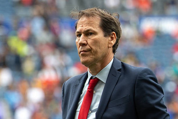 Rudi Garcia chỉ ra sai lầm của Senegal. Ảnh: Getty Images