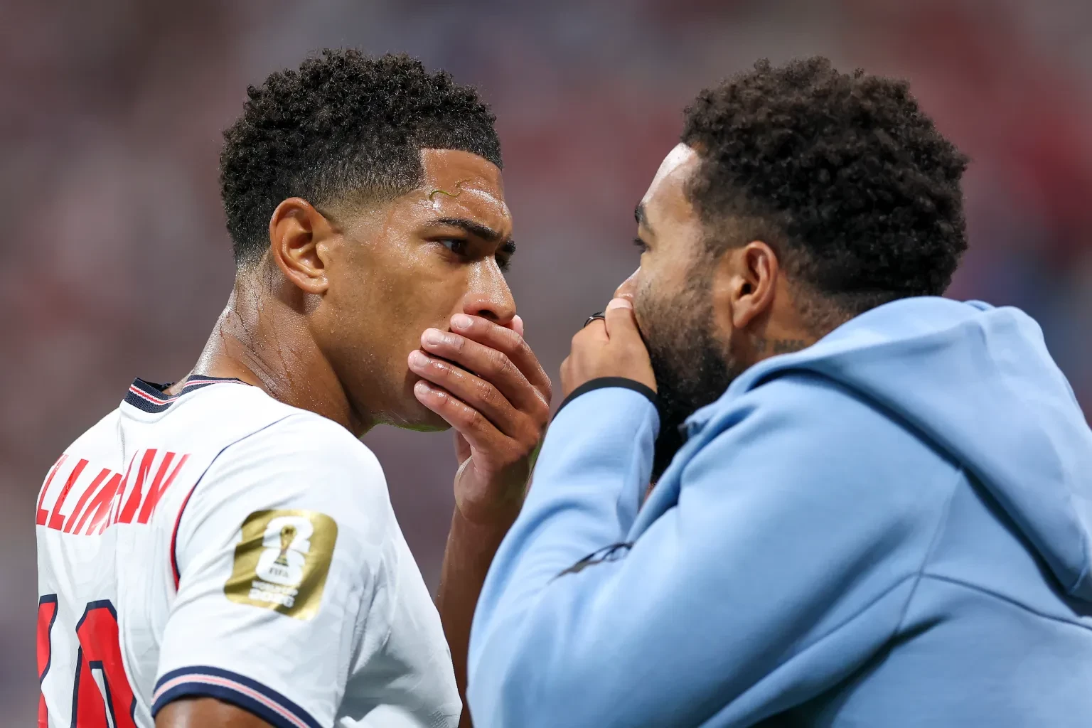 Reece James cố trấn an Jude Bellingham giữa cơn khủng hoảng. Ảnh: Getty Images.