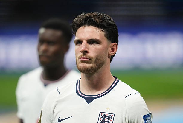 Declan Rice gặp khó khi đá hậu vệ phải tại tuyển Anh. Ảnh: Getty Images