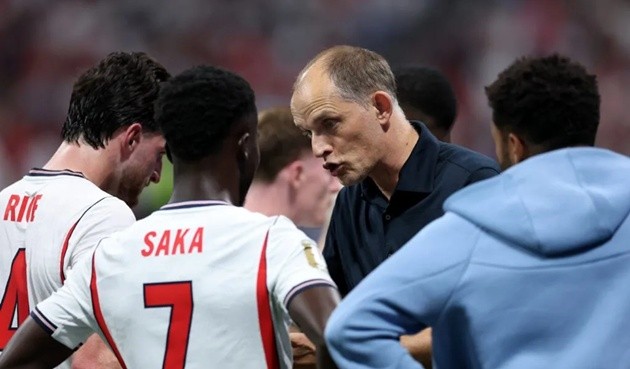 Tuchel tận dụng quãng nghỉ tiếp nước để chỉ đạo chiến thuật. (Ảnh: Getty Images)