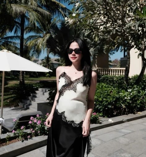 Áo lụa viền ren khi kết hợp với chân váy dài luôn mang đến hình ảnh dịu dàng và thanh lịch.