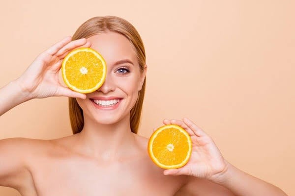 Không ít người lựa chọn serum vitamin C hoặc các sản phẩm làm sáng da để cải thiện sắc tố và hạn chế dấu hiệu lão hóa. 