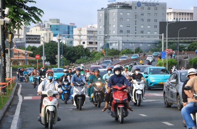Ngắm đường phố TP.HCM sáng sớm nay 2.7, ngày tròn 50 năm thành phố mang tên Bác - Ảnh 14.