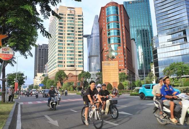 Ngắm đường phố TP.HCM sáng sớm nay 2.7, ngày tròn 50 năm thành phố mang tên Bác - Ảnh 13.