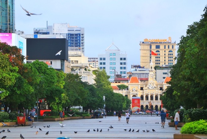 Ngắm đường phố TP.HCM sáng sớm nay 2.7, ngày tròn 50 năm thành phố mang tên Bác - Ảnh 7.
