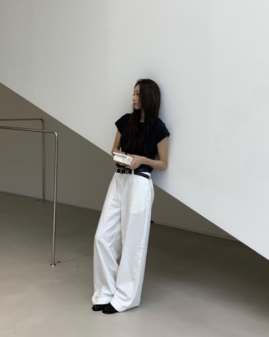 Chỉ cần sơ vin và bổ sung thêm một chiếc thắt lưng mảnh là bộ trang phục đã trở nên chỉn chu hơn đáng kể.