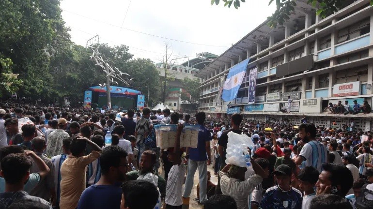 CĐV Bangladesh tụ họp xem trận đấu của Argentina. Ảnh: Al Jazeera.