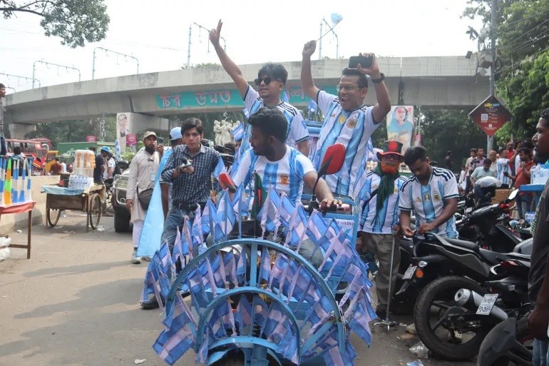Sắc xanh trắng trên đường phố Bangladesh. Ảnh: Al Jazeera.