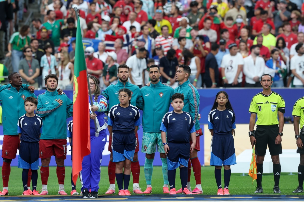Ronaldo luôn đứng nghiêng người khi hát quốc ca.