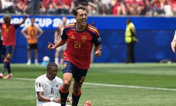 Oyarzabal ghi 2 bàn cho Tây Ban Nha. Ảnh: Sky Sports.