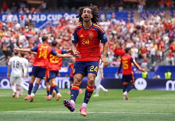 Marc Cucurella (8.5): Hoạt động năng nổ trên khắp hành lang trái và thường xuyên dâng cao như một tiền đạo cánh. Ảnh: Getty Images Dù bị từ chối một bàn thắng gây tranh cãi, anh vẫn tỏa sáng rực rỡ với hai đường kiến tạo dọn cỗ cho Oyarzabal ghi bàn. Ảnh: Getty Images