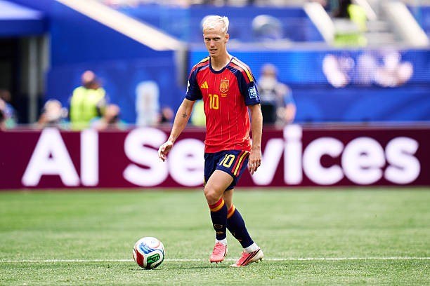 Dani Olmo (7.1): Gây phấn khích với pha xoay người kỹ thuật trong vòng cấm để loại bỏ sự đeo bám của hậu vệ đối phương. Ảnh: Getty Images Bên cạnh mặt trận tấn công, tinh thần hỗ trợ phòng ngự của anh ở trận này cũng rất đáng khen ngợi. Ảnh: Getty Images