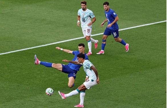 Bồ Đào Nha tìm cách khoan thủng hàng phòng ngự Croatia. Ảnh: Getty Images.