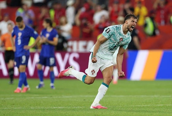 Ruben Dias (6.9): Phải nhận thẻ vàng từ sớm khiến trung vệ này thi đấu có phần thận trọng và lúng túng trước sức ép từ hàng công Croatia. Một ngày thi đấu vất vả của thủ lĩnh hàng thủ.