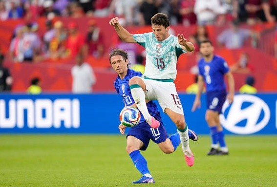 Neves (6.9): Hoàn thành tốt vai trò đánh chặn và càn lướt ở khu vực trung tuyến. Sự nhiệt huyết của anh giúp Bồ Đào Nha duy trì được thế trận trước hàng tiền vệ kỹ thuật của đối phương.