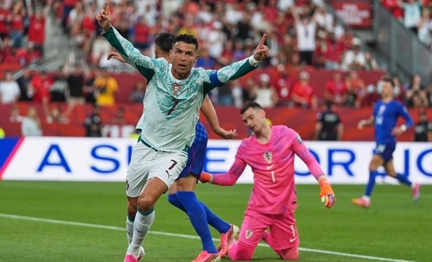 Ronaldo mở đầu cho màn ngược dòng của Bồ Đào Nha. (Ảnh: Getty Images)