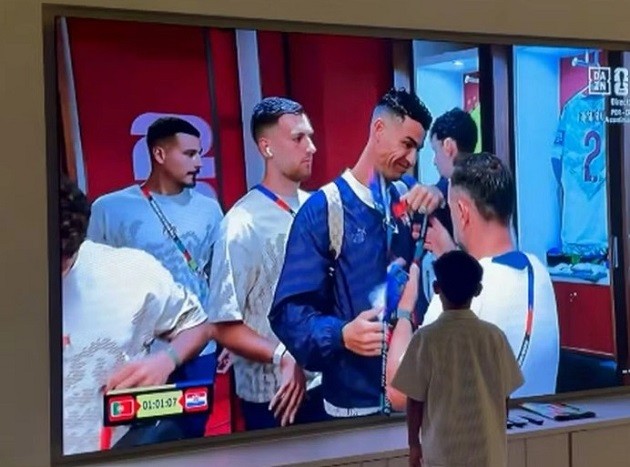Con trai Ronaldo cổ vũ cho bố qua màn ảnh nhỏ. Ảnh: Instagram @georginagio.