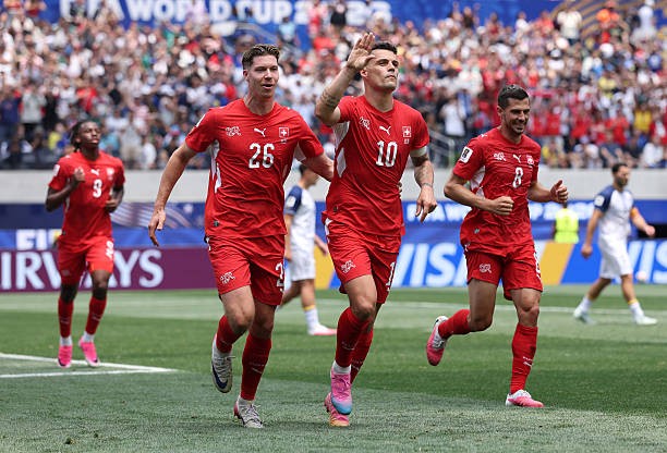 Granit Xhaka cùng các đồng đội tuyển Thụy Sĩ ghi danh vào vòng knock-out tiếp theo của World Cup. Ảnh: Getty Images.