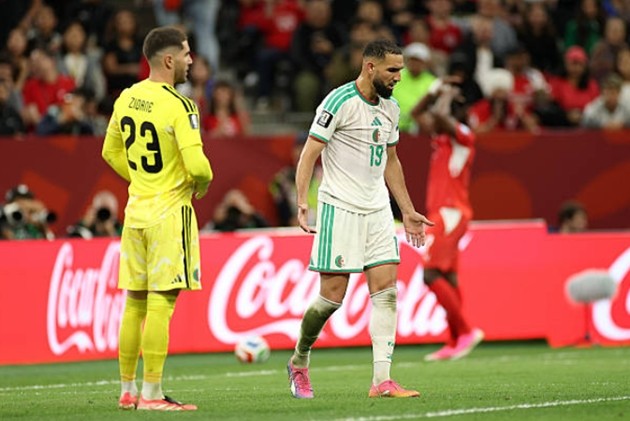Algeria bế tắc trước Thụy Sĩ.
