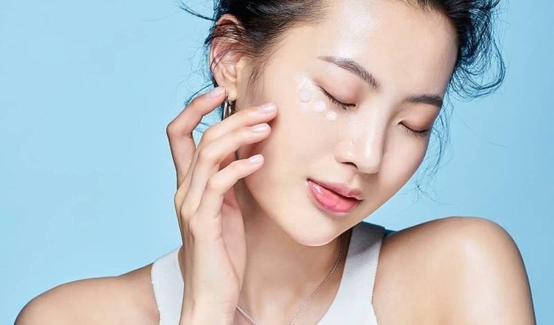 Ngay cả khi làm việc trong nhà hoặc trời nhiều mây, tia UV vẫn có thể tác động đến làn da.